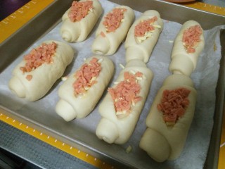 13、火腿面包卷,再放一层火腿碎