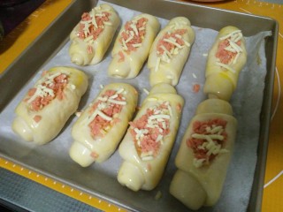 14、火腿面包卷,再放一些马苏里拉，刷一层鸡蛋液