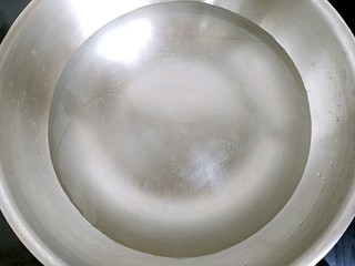 2、花样面条+黑胡椒蒜香意面,锅中加入适量清水。