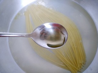 4、花样面条+黑胡椒蒜香意面,在水中加入大约2ml食用油。煮大约15至20分钟。