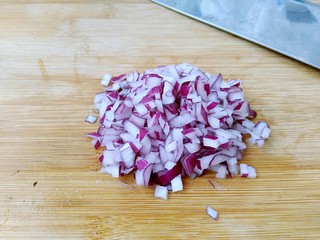 6、花样面条+黑胡椒蒜香意面,洋葱切成小丁。