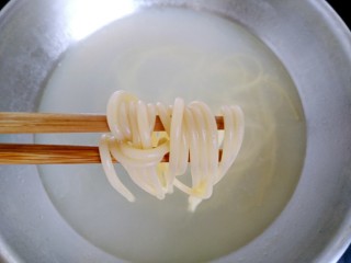 7、花样面条+黑胡椒蒜香意面,意面煮成中间没有硬芯即可关火捞出备用。