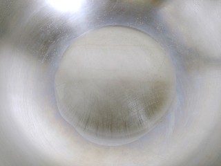 8、花样面条+黑胡椒蒜香意面,炒锅烧热,加入适量植物油。