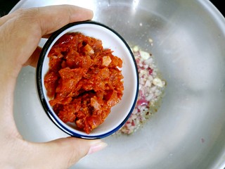 11、花样面条+黑胡椒蒜香意面,加入披萨酱(披萨酱的制作方法可以查看我的菜谱),翻炒均匀。