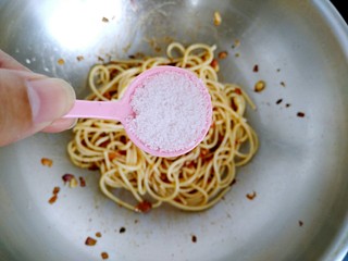 13、花样面条+黑胡椒蒜香意面,加入食用盐,翻炒均匀。