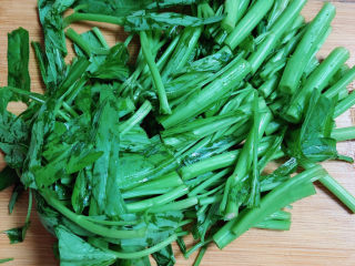 3、蒜蓉空心菜,将空心菜根部切成段盛盘。