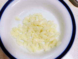 6、蒜蓉空心菜,将蒜切成蒜末待用。