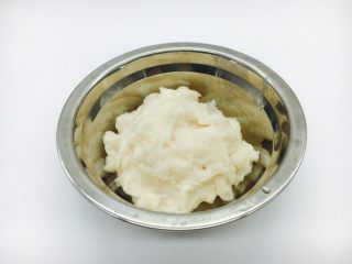 5、黑胡椒酸辣鱼丸汤,取出鱼糜，放入2g的盐，3或4勺淀粉，搅拌均匀。