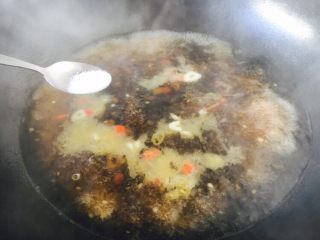 10、黑胡椒酸辣鱼丸汤,放入少许的盐。
