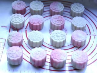 1、彩色冰皮月饼,漂亮的冰皮月饼就做好了！