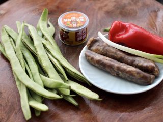1、香肠辣爆芸豆丝,首先把所有的食材备齐。
