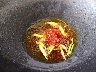 5、香肠辣爆芸豆丝,另起锅烧热后,倒入花生油烧至八成热时,爆香葱丝后、加入牛肉辣酱,大火快速翻炒均匀。