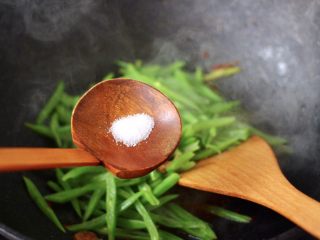 9、香肠辣爆芸豆丝,根据个人口味,加入适量的盐调味。