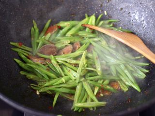 10、香肠辣爆芸豆丝,大火继续翻炒至所有的食材和调料混合均匀。