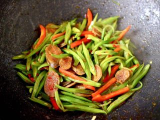 14、香肠辣爆芸豆丝,直到彻底把芸豆丝炒熟即可关火。