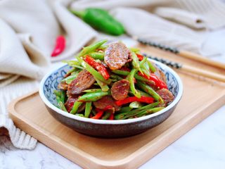 15、香肠辣爆芸豆丝,香浓可口又营养丰富的香肠辣爆芸豆丝就出锅咯。