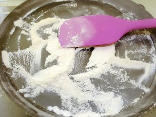 1、紫薯冰皮月饼,将糯米粉，倒入平底锅，小火翻炒，.炒到粉末有点发黄，有一股淡淡的香味，就可以关火了，小心不要炒焦了。