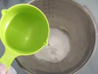 5、紫薯冰皮月饼,将85度的水倒入易小焙冰皮预拌粉中，不同的品牌，配比会不一样，易小焙的粉水比例1：1，且不需要添加白油。