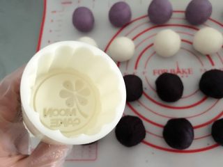 11、紫薯冰皮月饼,给月饼模做防粘处理，在月饼模上涂一层薄薄的糯米粉，涂好后轻轻拍掉