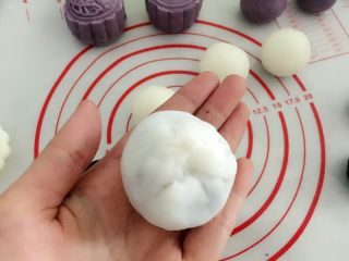 14、紫薯冰皮月饼,像包子一样的收口，再轻轻搓圆，抹一层薄薄的糯米粉。