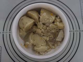 1、薯你の奇亚籽黑莓果酱冰皮月饼,先将白心的红薯洗净去皮切开，上锅蒸20分钟