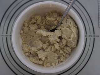 2、薯你の奇亚籽黑莓果酱冰皮月饼,将熟透的红薯放入碗中黏成泥备用