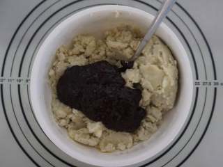 3、薯你の奇亚籽黑莓果酱冰皮月饼,然后倒入150g奇亚籽黑莓果酱，果酱本身是用龙舌兰糖浆制作，如果喜欢甜食的朋友，可以再加一些糖粉