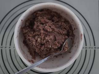 4、薯你の奇亚籽黑莓果酱冰皮月饼,将果酱和薯泥充分搅拌均匀，也可以更好的粘合