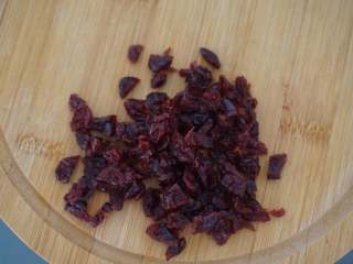 5、薯你の奇亚籽黑莓果酱冰皮月饼,将蔓越莓干切碎备用