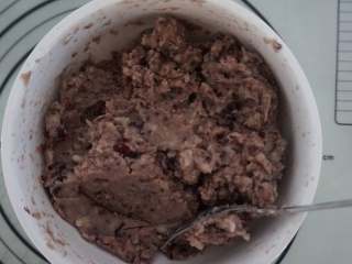 6、薯你の奇亚籽黑莓果酱冰皮月饼,将蔓越莓干倒入之前混合好的果酱薯泥，再次搅拌均匀备用