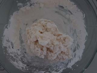 7、薯你の奇亚籽黑莓果酱冰皮月饼,将150g木薯粉放入碗中，然后倒入150g热水搅拌