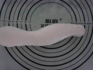 8、薯你の奇亚籽黑莓果酱冰皮月饼,然后反复揉使其没有干粉，大概30分左右，建议用揉面机会轻松一些，揉搓时间长越有嚼劲