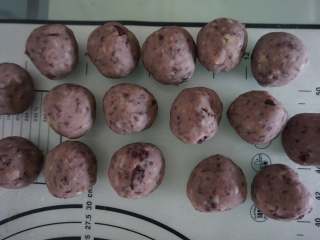 9、薯你の奇亚籽黑莓果酱冰皮月饼,将果酱薯泥馅分成25g的团子