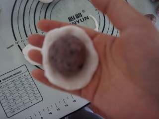 11、薯你の奇亚籽黑莓果酱冰皮月饼,然后将果酱薯馅放入，收口即可