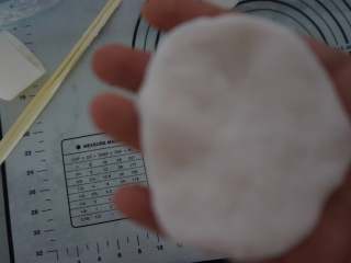 10、薯你の奇亚籽黑莓果酱冰皮月饼,取25g冰皮团摊平