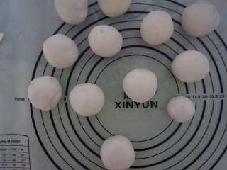 12、薯你の奇亚籽黑莓果酱冰皮月饼,包完之后的冰皮月饼