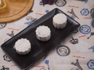 13、薯你の奇亚籽黑莓果酱冰皮月饼,用模具刻成想要的花型