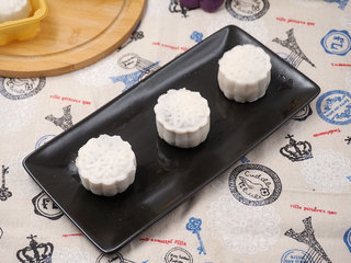 14、薯你の奇亚籽黑莓果酱冰皮月饼,摆盘之后的成品图