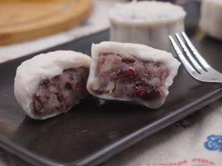 15、薯你の奇亚籽黑莓果酱冰皮月饼,切开后的月饼