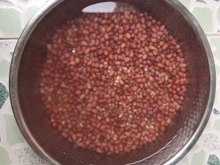 1、薏米红豆沙～中秋必备的健康馅料,提前一晚把红豆，薏米洗干净泡上（薏米在下层了！我混一起泡的，也可以分开泡哈）
