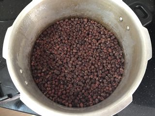 4、薏米红豆沙～中秋必备的健康馅料,煮好后，打开盖子，这时豆子已全部熟烂，锅底有少许汁水的没完全干，完美