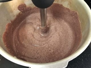 5、薏米红豆沙～中秋必备的健康馅料,用料理棒打烂成泥状