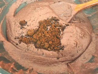 7、薏米红豆沙～中秋必备的健康馅料,炒至水分收干些，开始有浓绸感时，加入糖，也可以白糖或冰糖