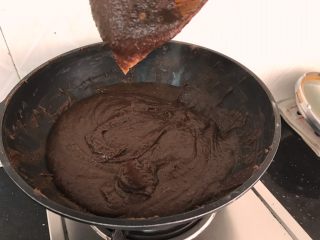 9、薏米红豆沙～中秋必备的健康馅料,再过十分钟，挂铲子慢慢滴落，明显增稠了，这是成功一半啦