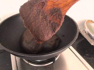 10、薏米红豆沙～中秋必备的健康馅料,再过约十分钟，挂铲子不滴落了，离成功只有一步之遥啦，开心激动吧