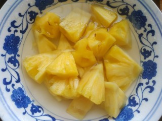 1、糖醋菠萝排骨,菠萝切小块,放入盐水泡15分钟