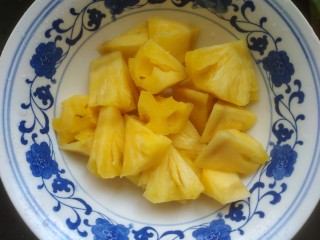 2、糖醋菠萝排骨,控干水分待用