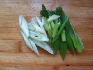 3、糖醋菠萝排骨,葱切片