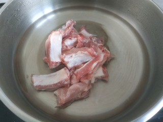 4、糖醋菠萝排骨,排骨冷水下锅放入一勺料酒焯五分钟