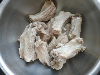 5、糖醋菠萝排骨,捞出洗净控干水分待用